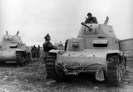 Средние танки, которые средние лишь по мнению итальянцев, на фоне современников всё очень плохо, ведь в это самое время уже ездили по восточному фронту Т 34, которы вот это прошили бы на вылет. 