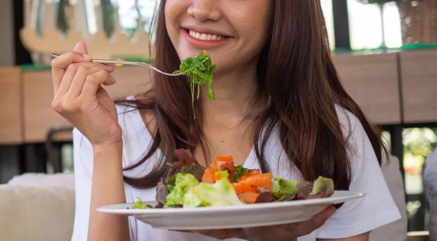   Мы можем усваивать растительную пищу только благодаря ферментам бактерий, живущих в нашем кишечнике (Shutterstock/FOTODOM)