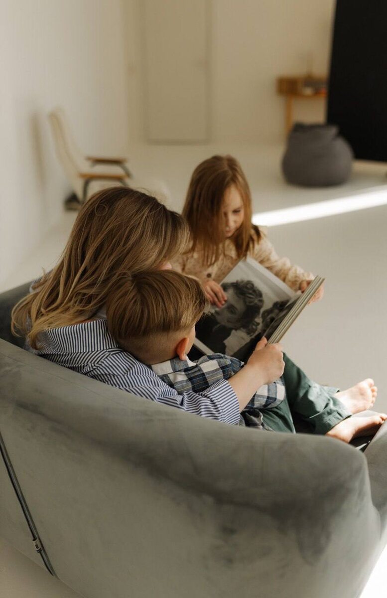 Если мы хотим, чтобы нашего ребенка принимало общество, как полноценного его члена, мы должны честно спросить себя, а считаем ли мы его таковым внутри семьи?