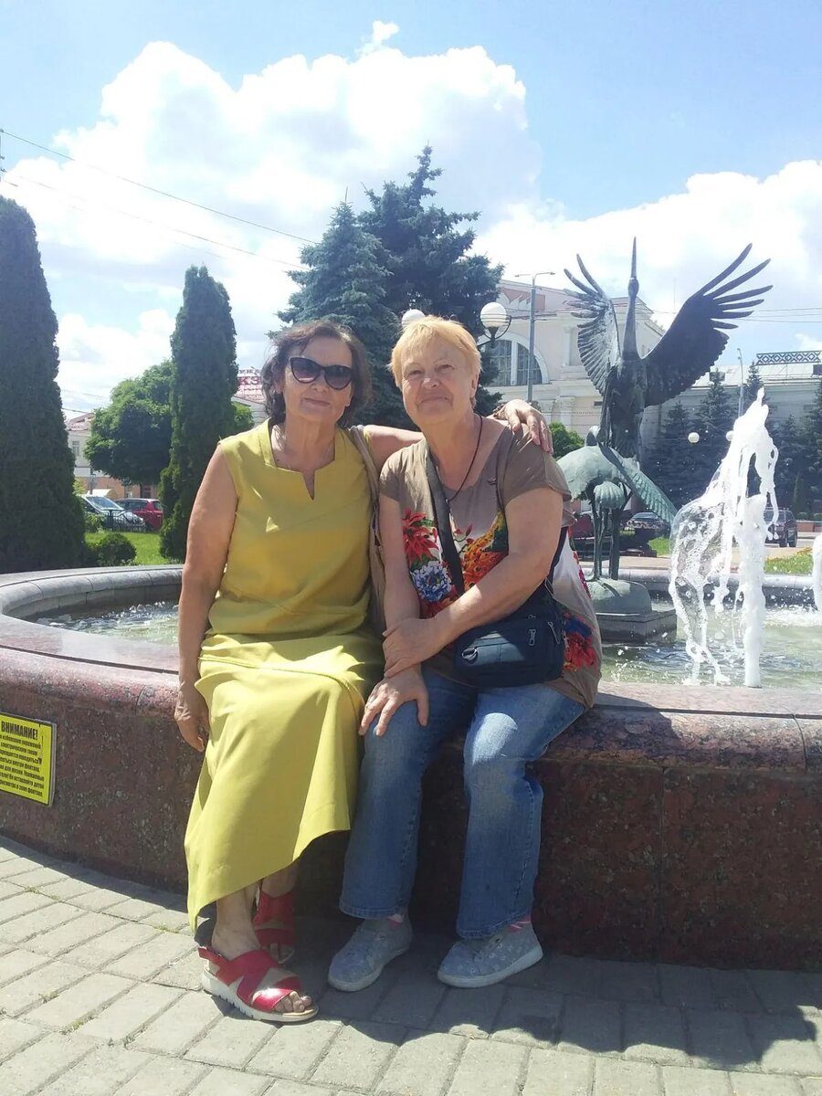 Я справа , Надя моя подруга , в Гомеле 