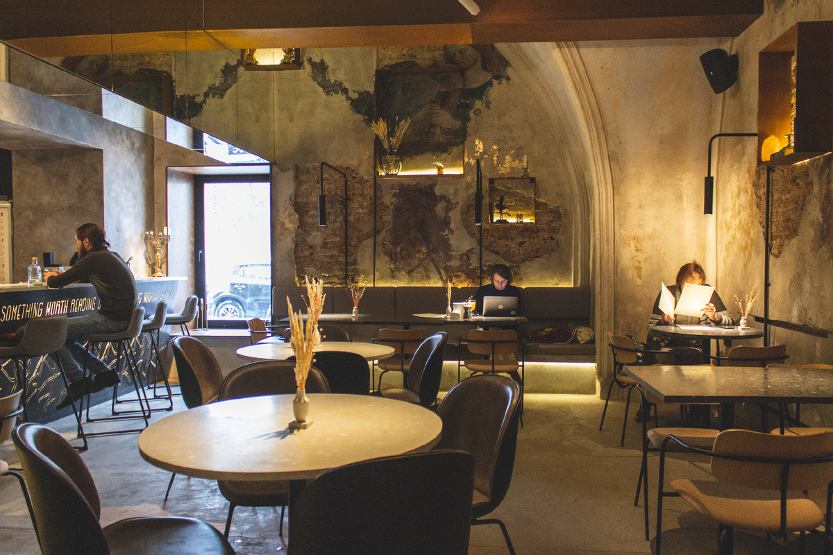 Профессиональная акустическая система AUDAC ATEO6 в кафе "Проза" в Санкт-Петербурге.