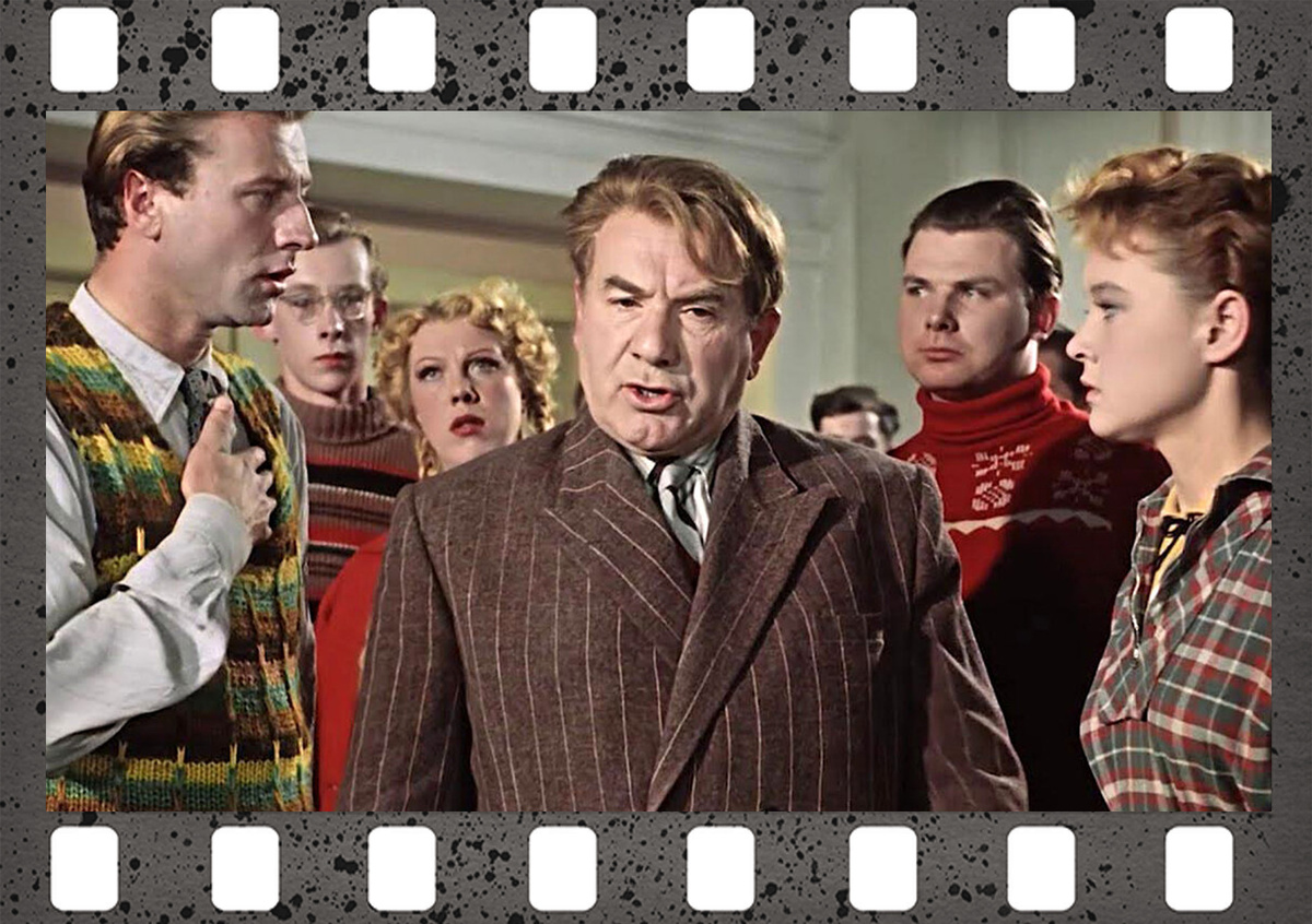 Кадр из фильма «Карнавальная ночь». Игорь Ильинский — Серафим Иванович Огурцов, исполняющий обязанности директора Дома культуры.