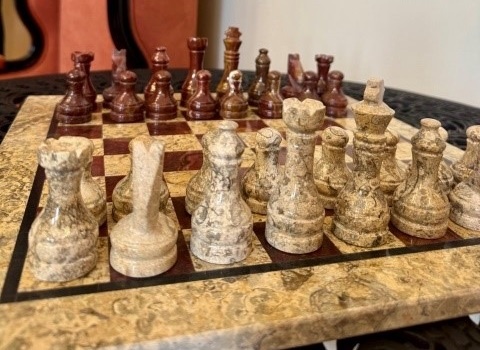    Фонд Оренбургского музея ИЗО пополнят шахматы из яшмы Оренбуржье
