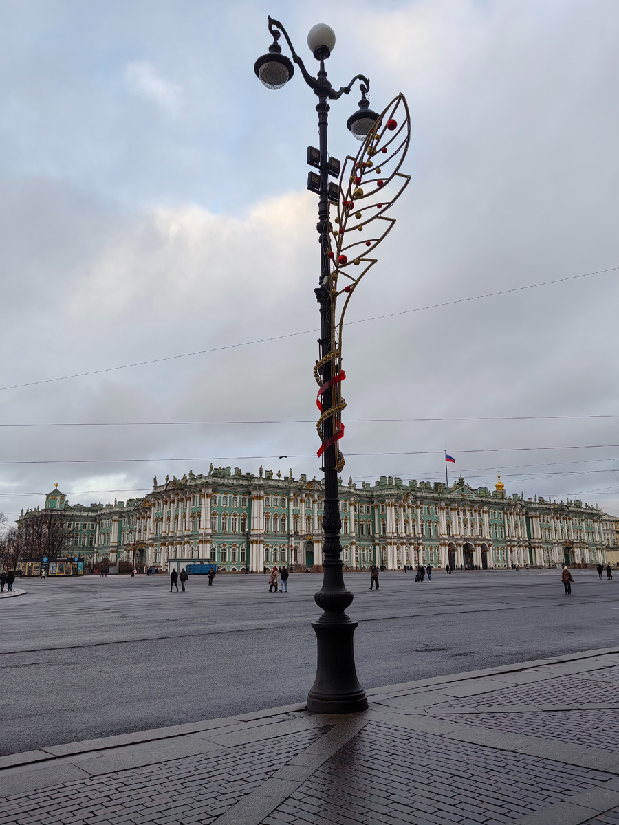 Зимний Дворец и Дворцовая площадь.