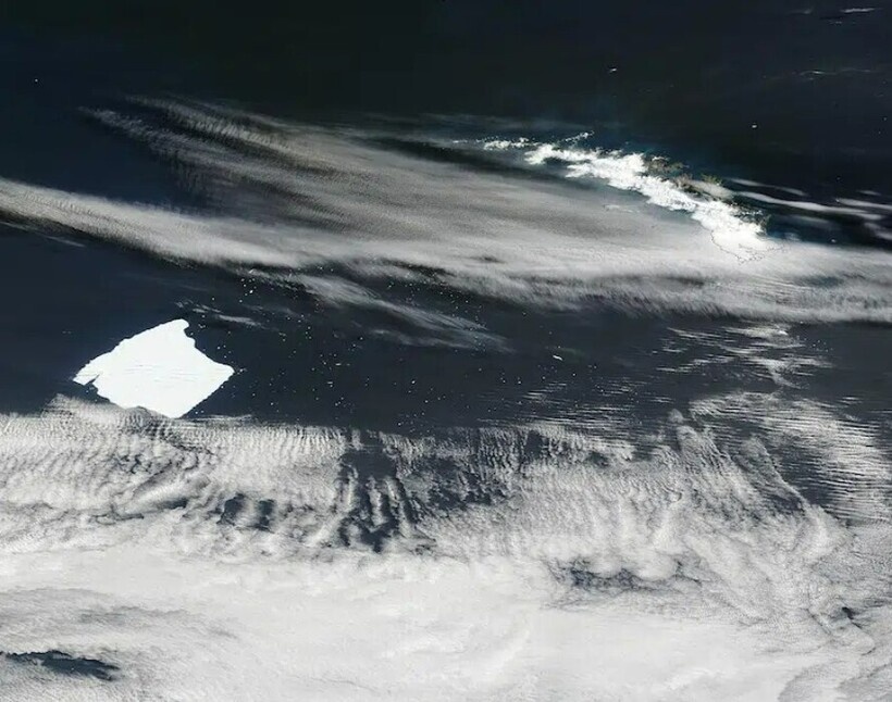    Айсберг приближается к острову. Фото: wikipedia.org