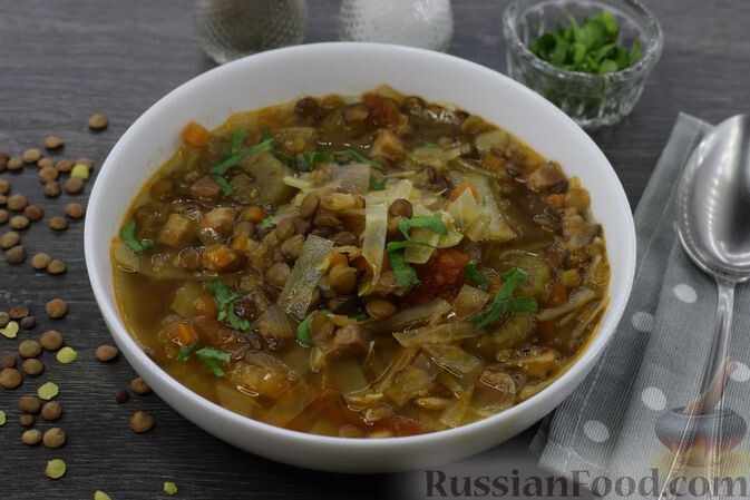 чечевица зелёная, бекон копченый, помидоры консервированные, капуста белокочанная, морковь, лук репчатый, сельдерей черешковый, чеснок, масло растительное, петрушка, соль, перец черный молотый