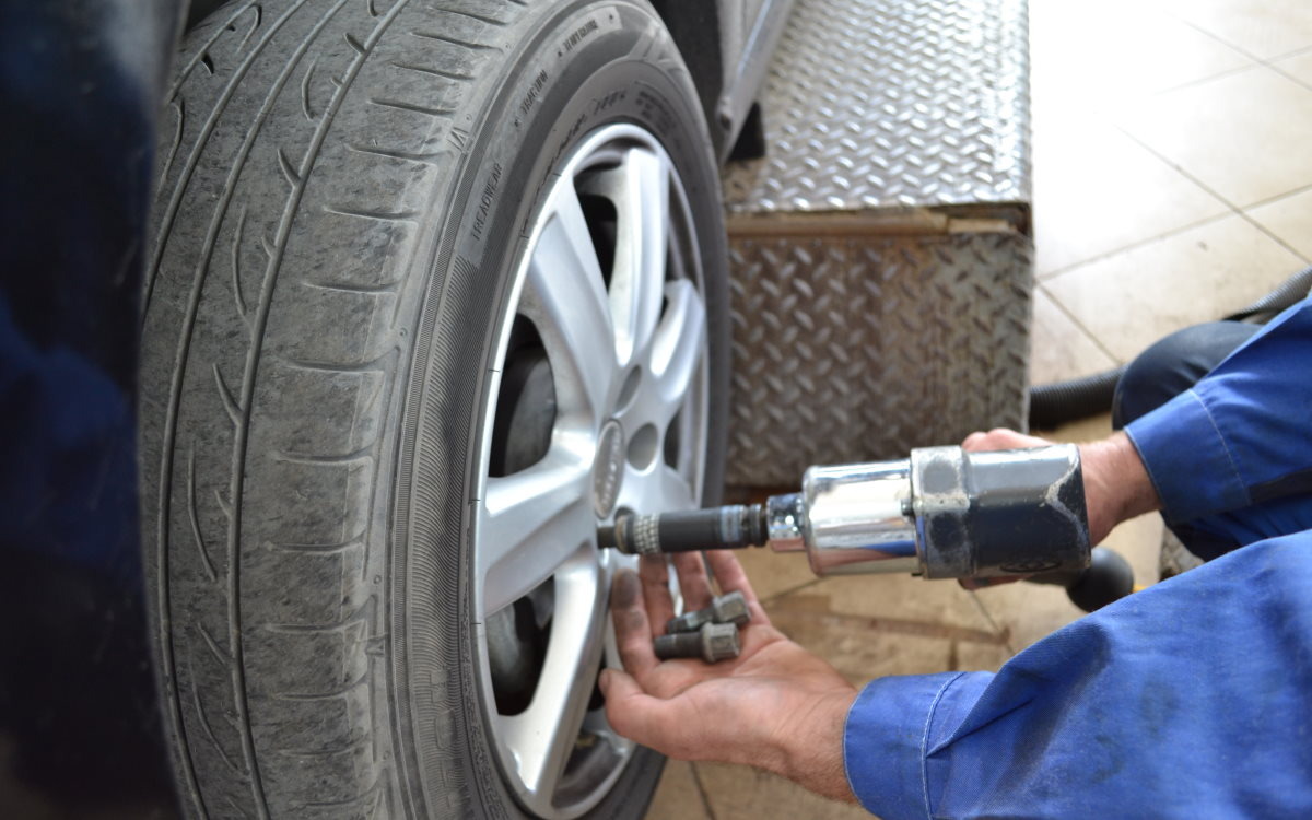 Летняя резина — предпочтительный вариант во всех климатических зонах. Она не шумит, не вибрирует и делает автомобиль хорошо управляемым как в сухую, так и во влажную погоду