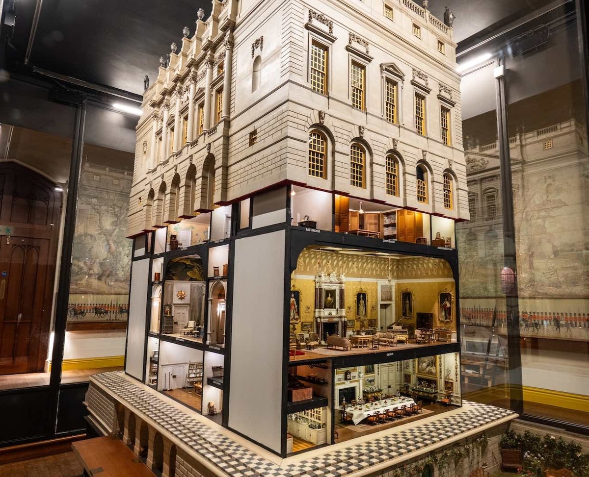 Знаменитый дворец в миниатюре - Queen Mary’s Dolls’ House. 