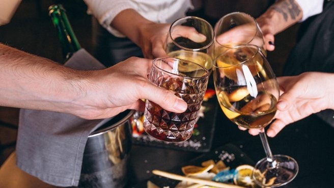 8 порций алкоголя в неделю повреждают мозг: доказано учеными