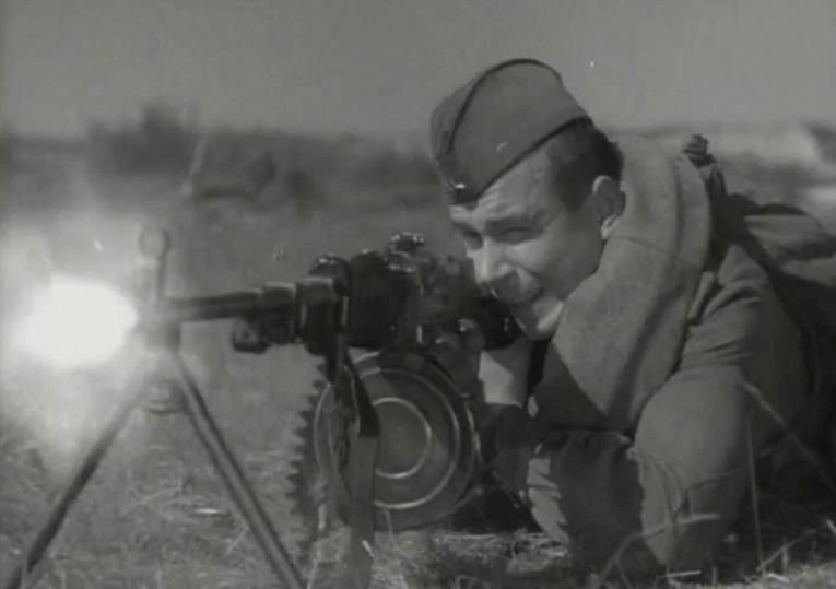 Ещё одна новинка, Ручной пулемет Дегтярёва обр 1944 года. Он был довольно быстро заменен на РПК, но в то время считался оружием весьма перспективным. Кадры из кино.