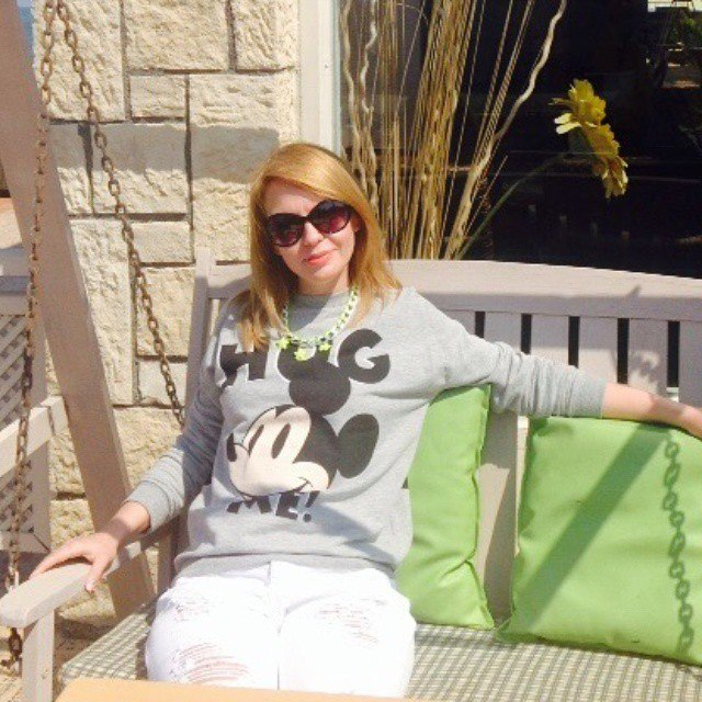 Автор образца 2015 года. Прошла курсы греческого, появились первые подруги. Легче. Сижу гордая тем, что сама на греческом заказало кофе (фото из архива автора)