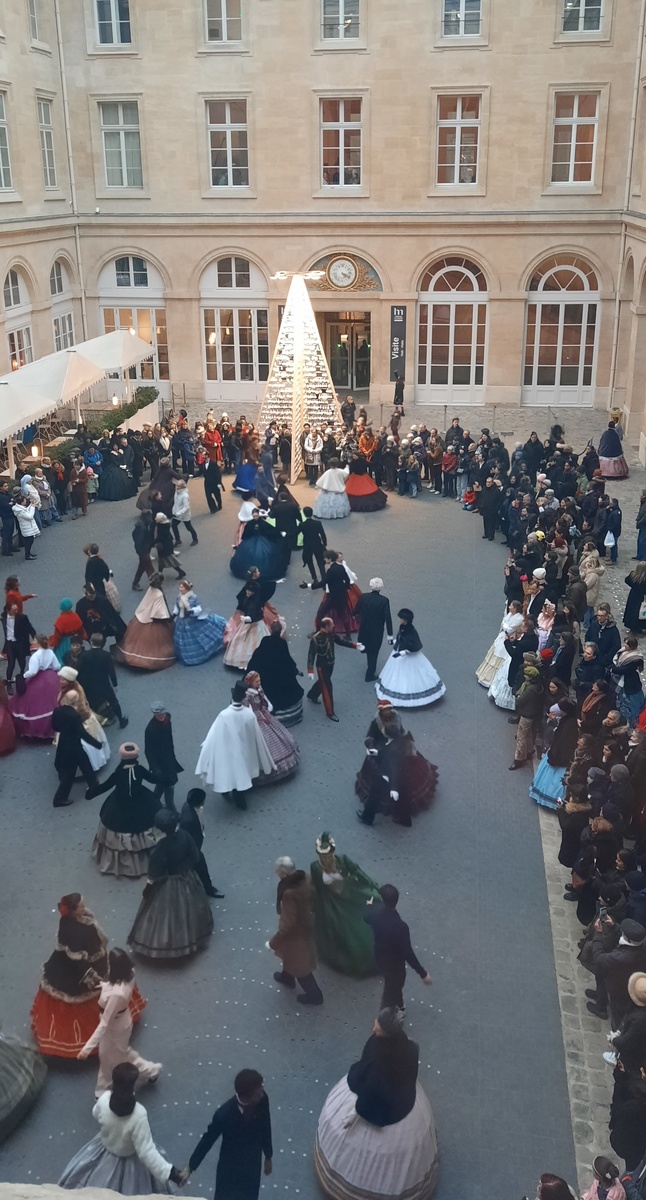 Зимний бал во внутреннем дворике музея Отель де ла Марин