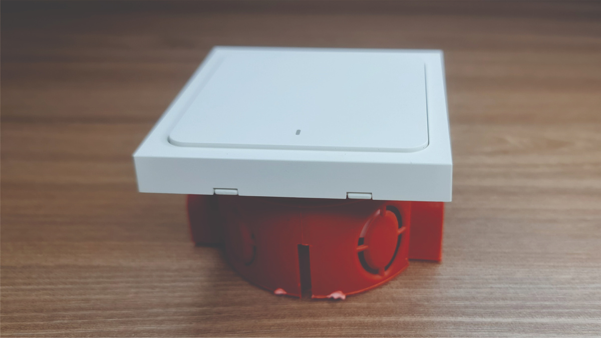 Легко устанавливается. Хватит обычного неглубокого подрозетника