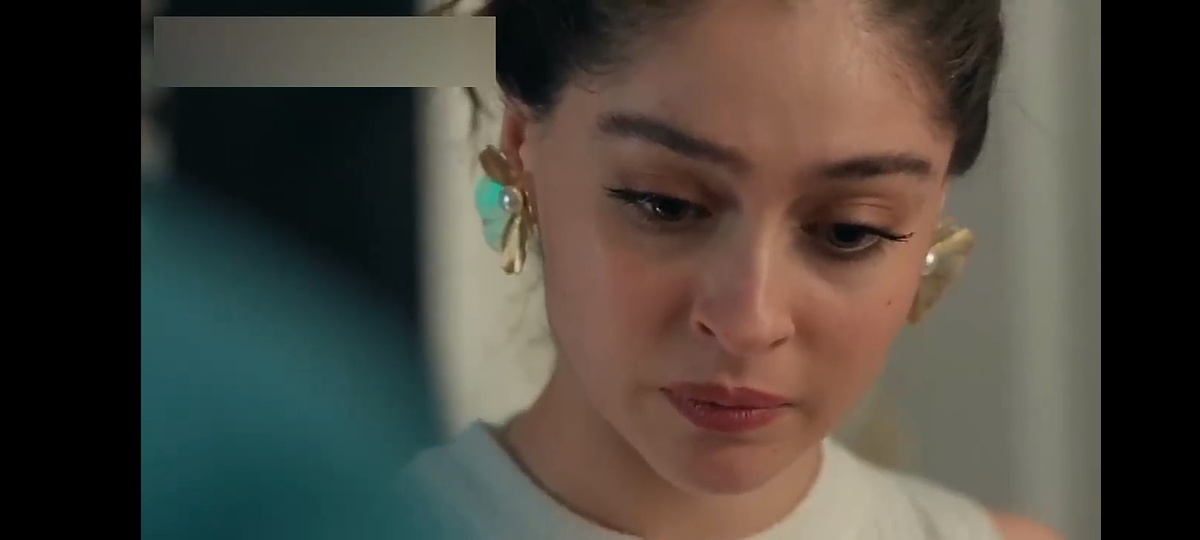 В этой серии главная героиня поменяла прическу. Стала собирать волосы, зато мы видим шикарные серьги во всей красе. Выглядит взрослее. 