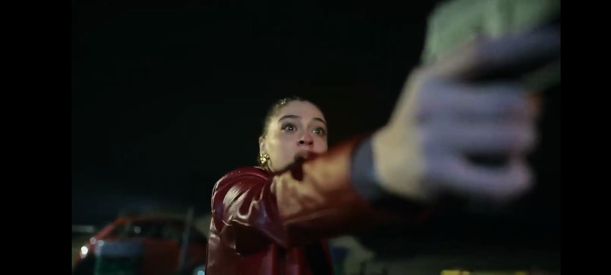 Лейла с пистолетом в руке жаждет мести.