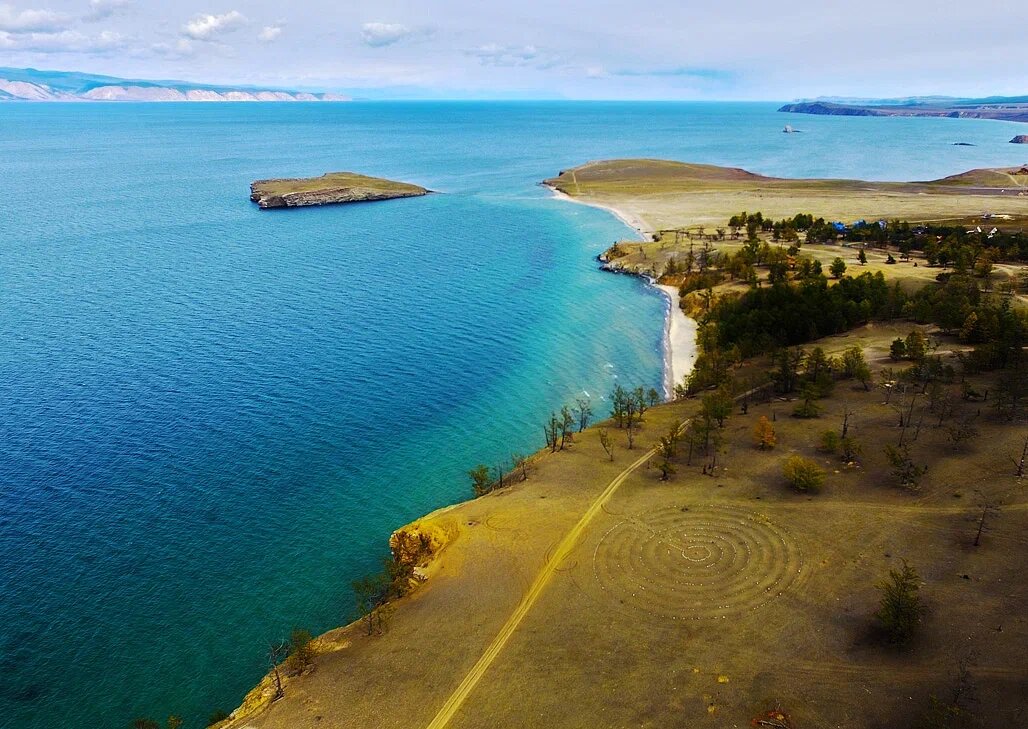 Байкал, вид на деревню Харанцы, остров Ольхон.
