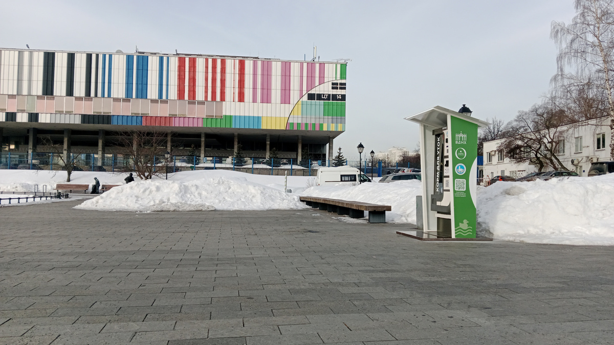 Одна из наших точек в Москве - автомат с кормом для уток на ВДНХ