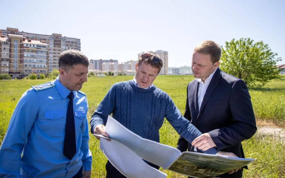 Мэр Анапы Василий Швец и прокурор Сергей Чикаров провели встречу с подрядчиками