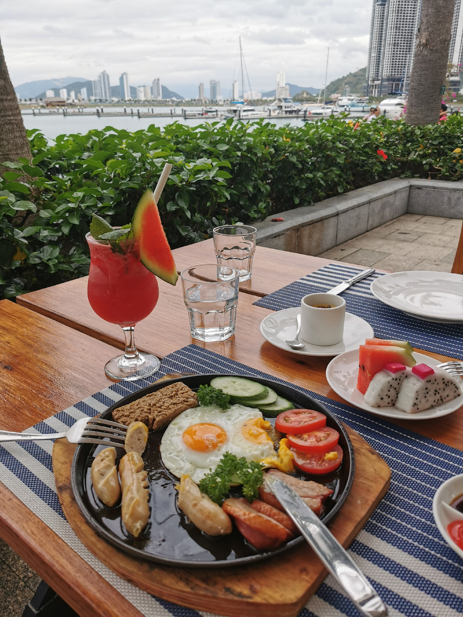 Завтрак в яхт-клубе Ana Marina за 165 000 донгов (600 руб) 