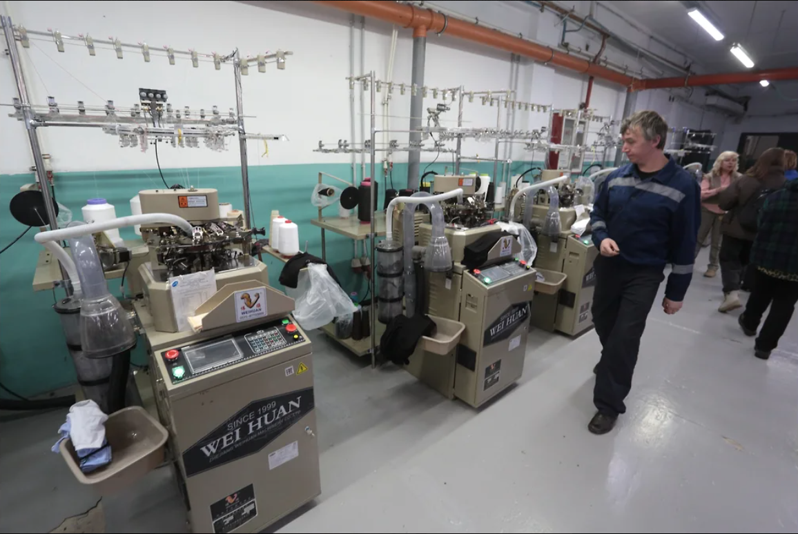 Сегодня ЛЧПФ находится на этапе модернизации. Наряду со старым оборудованием 1980-х годов чехословацкого производства, которое удалось сохранить после банкротства, здесь работают современные станки. На новых машинах есть возможность с помощью программного обеспечения задать нужный рисунок. Это позволяет фабрике выпускать носки для нужд предприятий или осуществлять тематические заказы для различных мероприятий. Существующие мощности предприятия позволяют выпускать 3–4 тыс. пар носков в день.