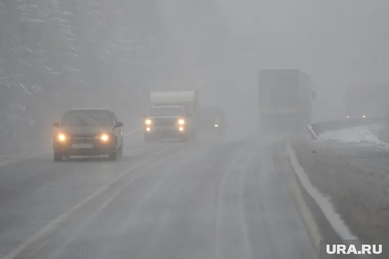 Движение ограничено из-за непогоды. Фото: Вадим Ахметов © URA.RU