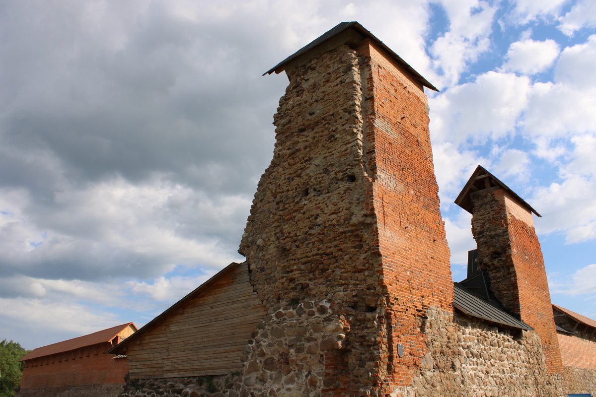 Башни Кревского замка. Здесь в 1382 году был убит великий князь Кейстут, а в 1385 году Ягайло заключил Кревскую унию, по которой он в обмен на польскую корону передавал все земли Великого княжества Литовского Польше. Фото автора 