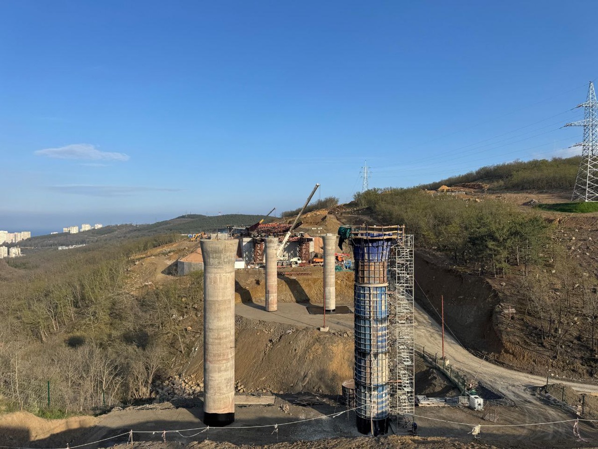 Общий вид строящегося сооружения. Одна из промежуточных опор ещё в опалубке.