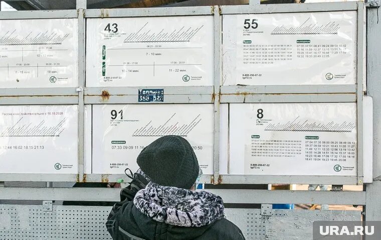 К новому расписанию добавили QR-коды. Фото: Денис Моргунов © URA.RU