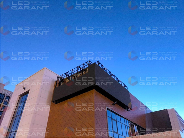 Уличный LED-экран на фасад здания в процессе установки