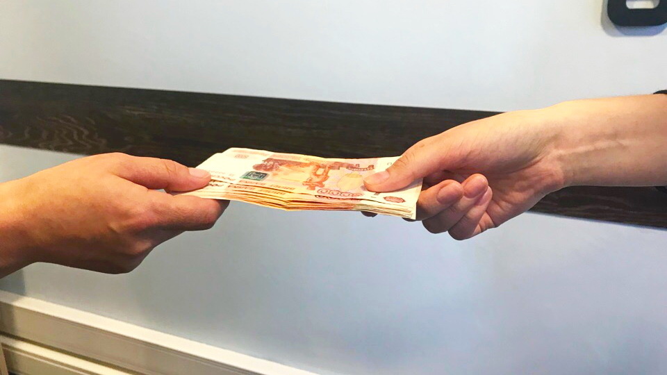    В Сургуте налоговый инспектор помогала иностранцам незаконно получить налоговый вычет