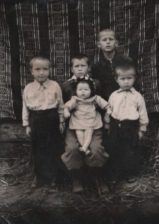 Слева направо: Михаил, Павел (держит Валю), дядя Миша, Николай. Василий еще не родился. Фото из семейного альбома Диана Огнева  📷
