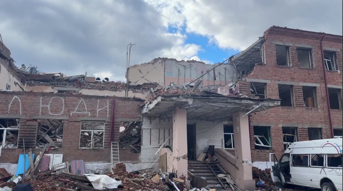    В полуразрушенном здании школы-интерната Курской области найдены тела погибших мирных жителей.