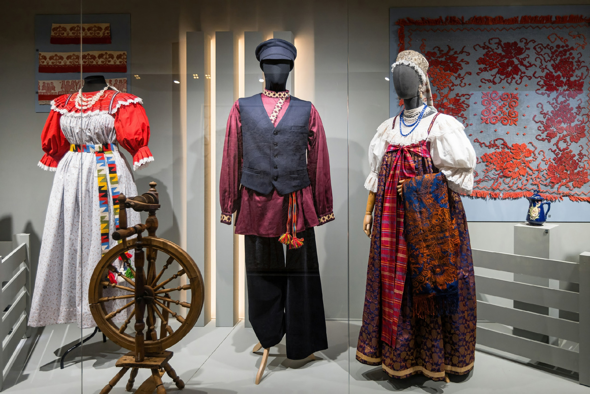 Реконструированные свадебные костюмы затопленного села Крохно на выставке «Северная Атлантида. Возвращение красоты» в музее-заповеднике «Коломенское». Фото Антона Галкина 