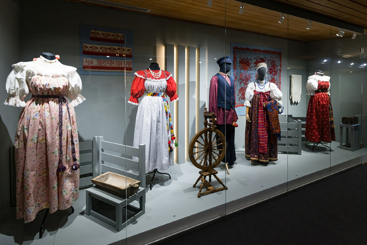 Реконструированные свадебные костюмы затопленного села Крохно на выставке «Северная Атлантида. Возвращение красоты» в музее-заповеднике «Коломенское». Фото Антона Галкина 