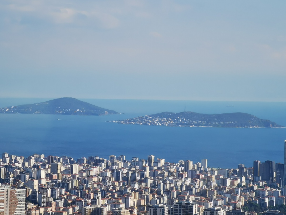 Стамбул, азиатская сторона. Вид из Ускюдара на Принцевы острова 