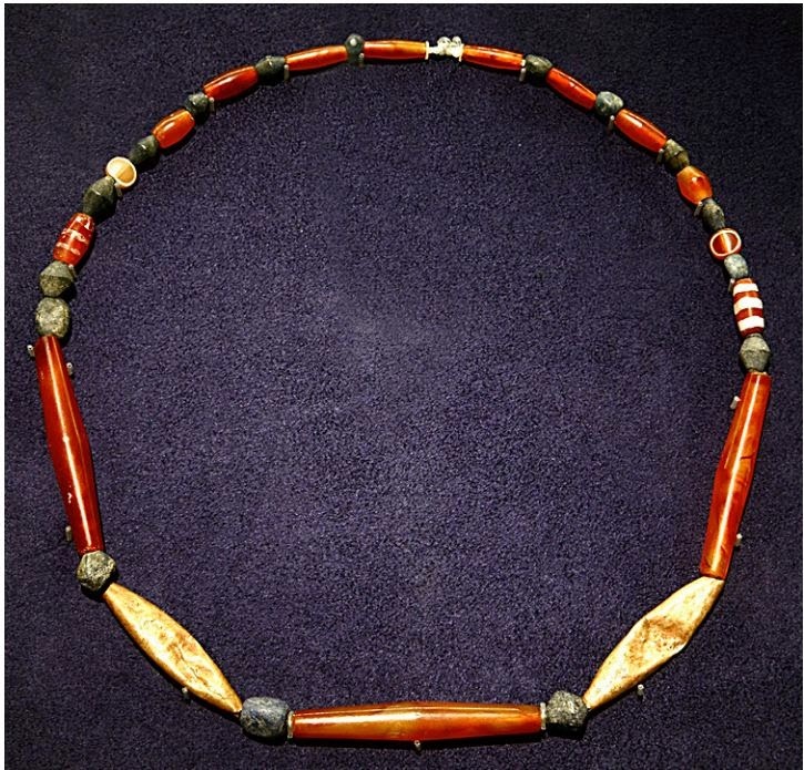 Месопотамский сердолик, лазурит и золотые бусины, восстановленные в виде ожерелья, середина третьего тысячелетия до н. э., Ирак, Киш. Чикаго, Музей естественной истории Филда.