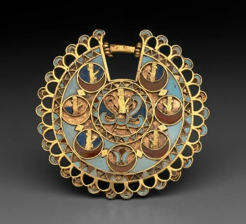 Мотив двухкрылого фарохара, окруженный шестью Амеша Спентас (архангелами). Персидская серьга эпохи Ахеменидов (держава Ахеменидов существовала с 550 по 330 год до н. э). Золото с инкрустацией в стиле перегородчатой ​​эмали из бирюзы, сердолика и лазурита. Диаметр: 5,1 см. Музей изящных искусств, Бостон.