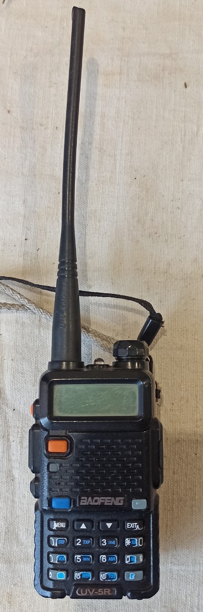 Сама рация BAOFENG UV-5R. Немного потрёпаная.