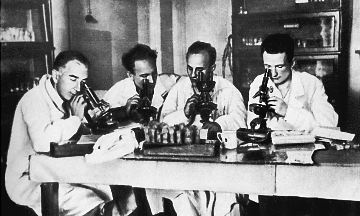 Советские учёные в лаборатории за работой над экспериментами 1960-х годов