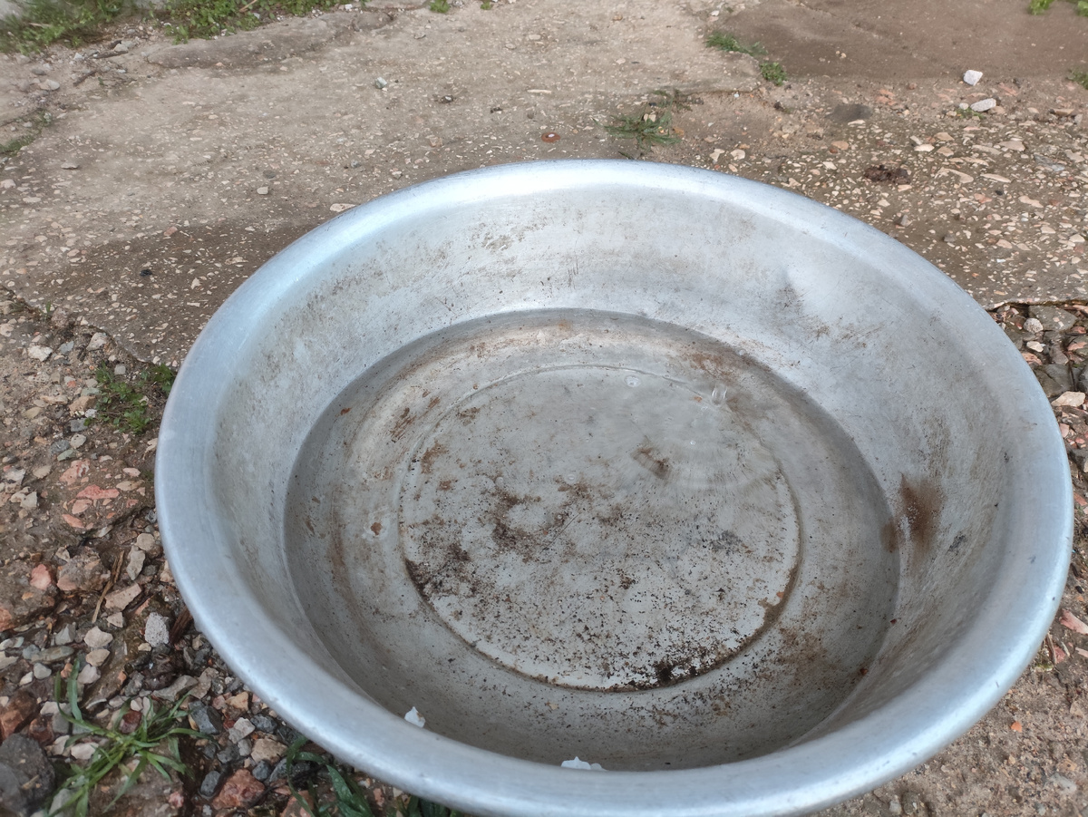 Вы не представляете, как долго я ловила эту каплю в тазике )))) И все равно плохо видно... Жаль.