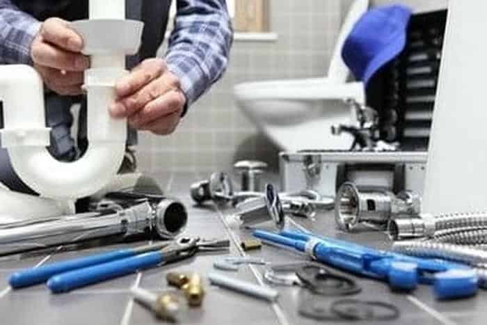 Какой сантехник лучше — из сервиса или частный?