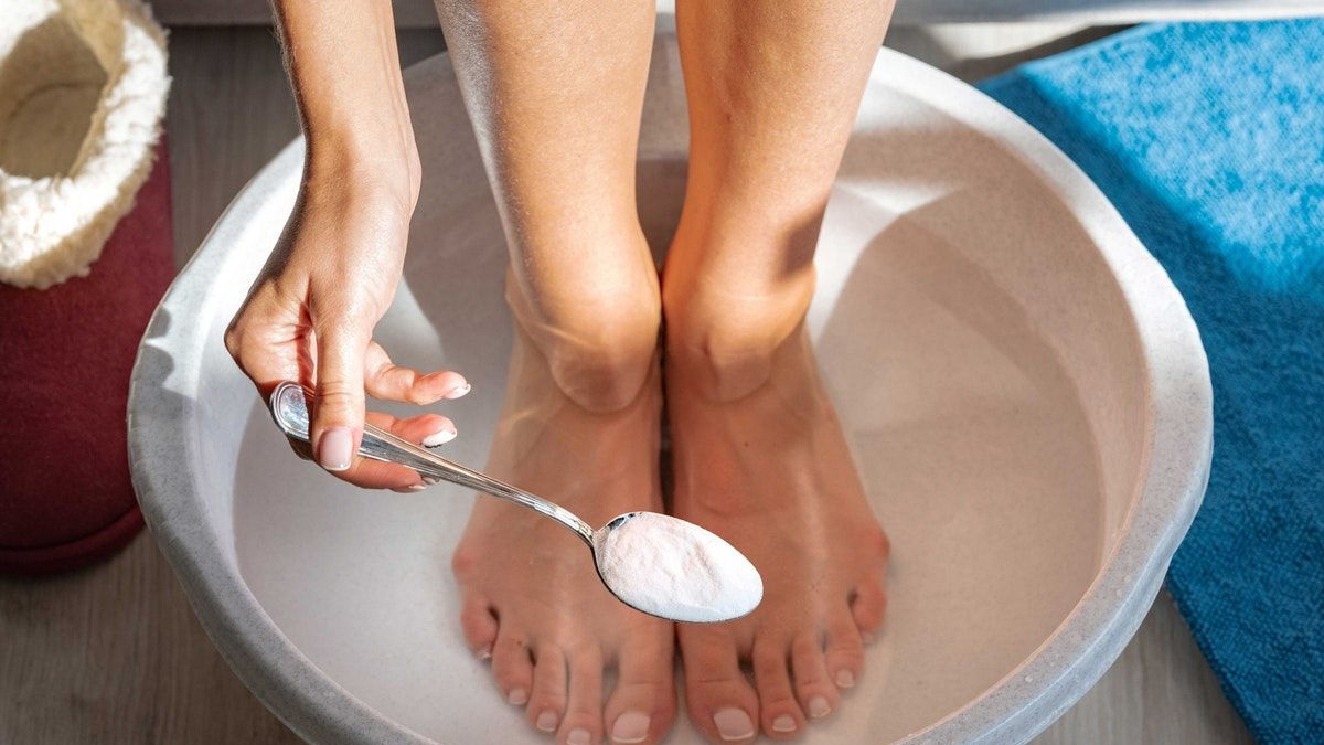 Мыть ноги в солёной воде - pinterest.com