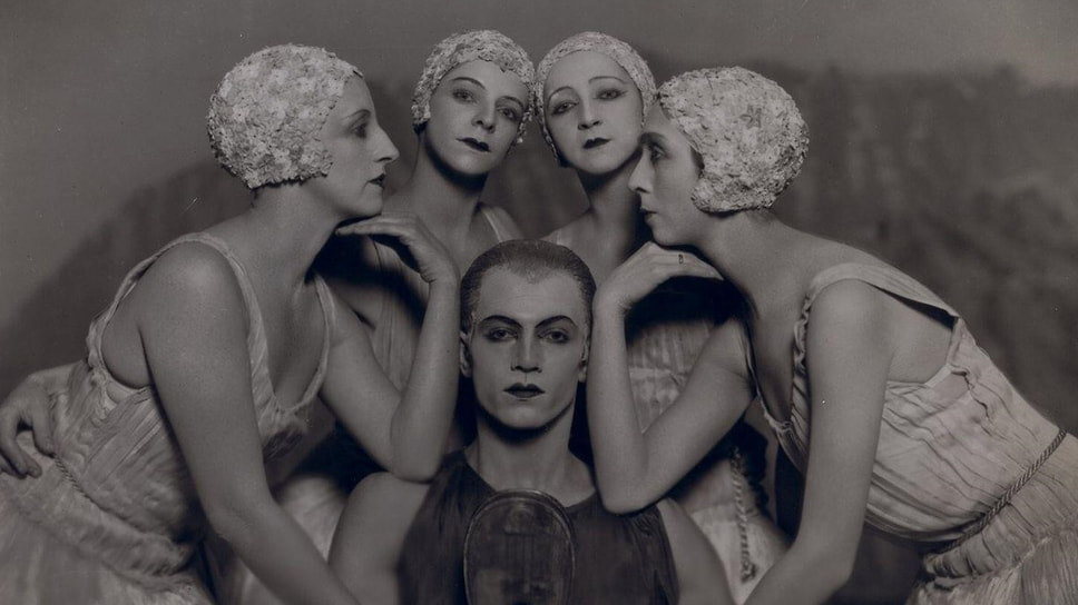 Серж Лифарь с Любовью Черничевой, Алисой Никитиной, Александрой Даниловой и Фелией Дубровской во время постановки балета «Аполлон Мусагет», 1928
Фото: Diomedia