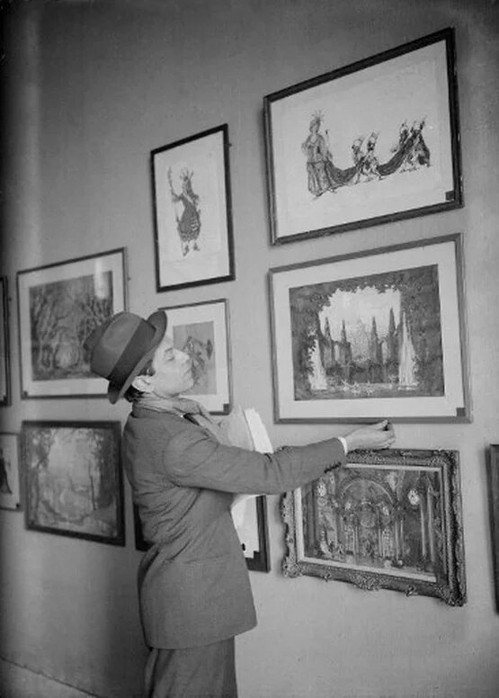 Серж Лифарь на выставке, посвященной двадцатилетию Русского балета и Сергею Дягилеву. Париж, 1939
Фото: © Harlingue / Roger-Viollet / Roger-Viollet / AFP