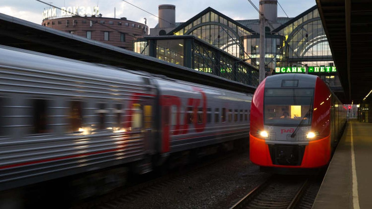 Скорость и стиль: «Ласточка» на фоне Ладожского вокзала в Санкт-Петербурге