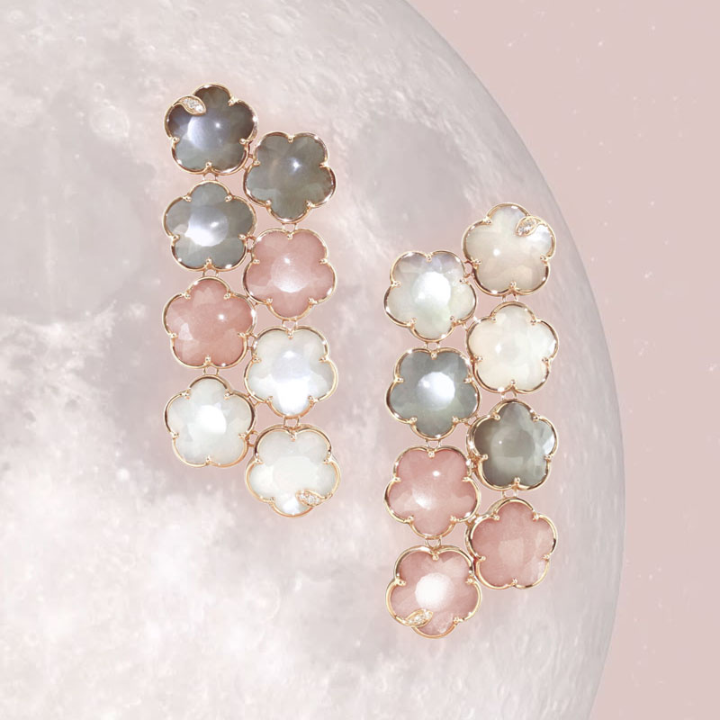 Серьги Pasquale Bruni Ton Joli из розового золота с бриллиантами и лунным камнем белого, серого и розового цвета