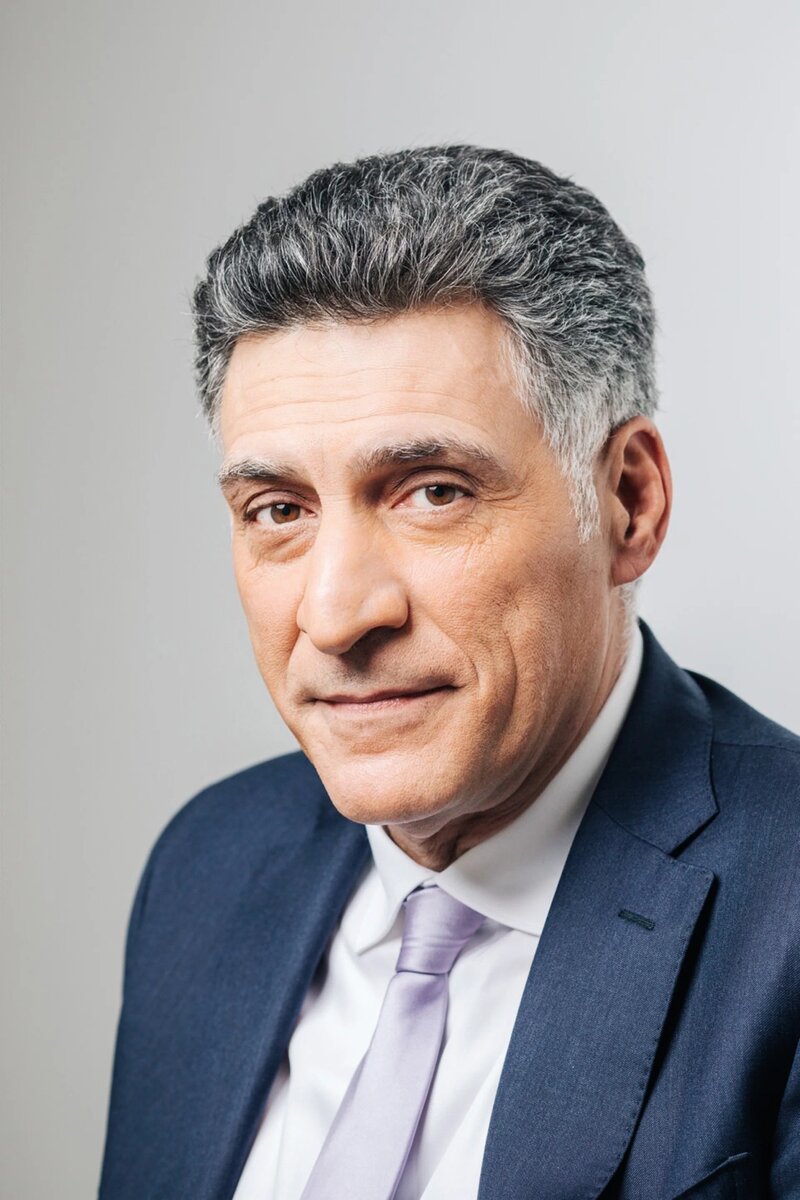 Тигран Эдмондович Кеосаян — советский, российский и армянский актёр кино и телевидения, кинорежиссёр, сценарист, продюсер, режиссёр видеоклипов, телеведущий. Фото доступное в ресурсах интернет.