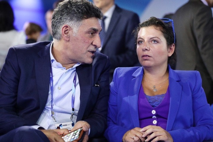 Тигран  Кеосаян — советский, российский и армянский актёр кино и телевидения, кинорежиссёр, сценарист, продюсер, режиссёр видеоклипов, телеведущий. Фото доступное в ресурсах интернет и Маргарита Симоновна Симоньян — российская журналистка и медиаменеджер. С 2005 года — главный редактор государственного телеканала RT, с 2013 года — международного информационного агентства «Россия сегодня» и с 2014 года — информационного агентства Sputnik.