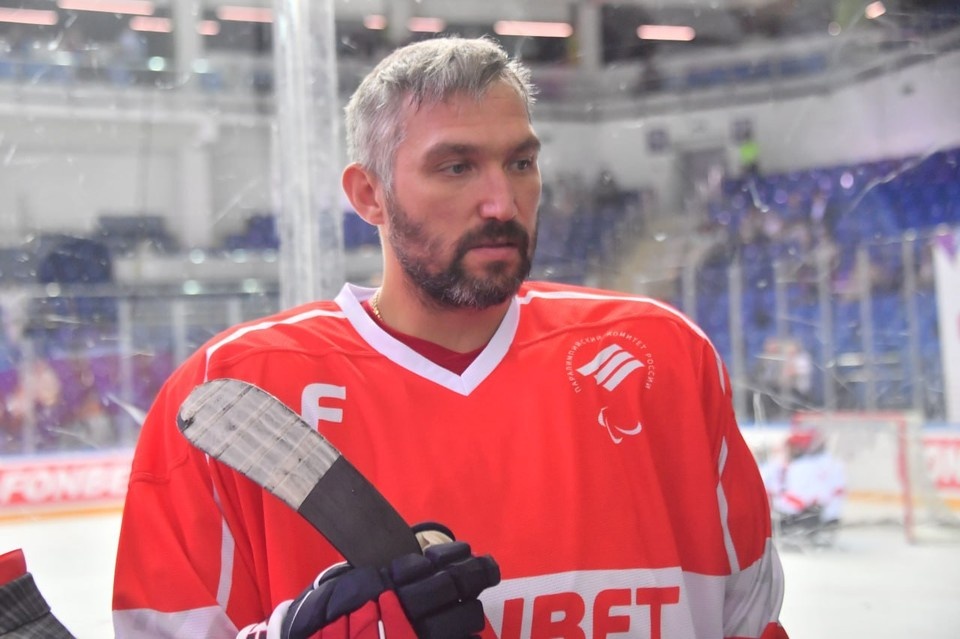    После величайшего рекорда Александра Овечкина вещи с его автографом стали продавать за сотни тысяч рублей. Владимир ВЕЛЕНГУРИН