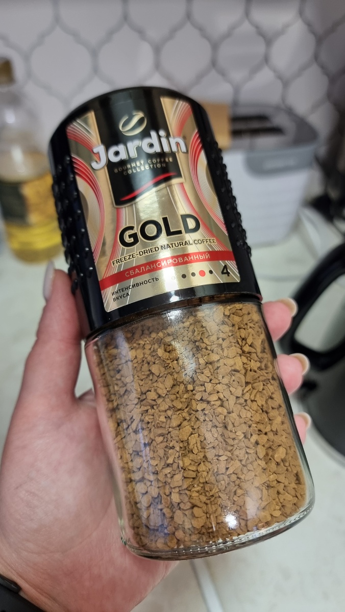 Вчера прочитала о тестах растворимого кофе. Назвали 4 сорта кофе, которые выпускают качественный продукт. Это Якобс, Нескафе, Жардин и Чёрная карта. Жардин никогда ещё не покупала, сегодня вот приобрела и попробовала. На вкус достойный. Я довольна. Якобс и Нескафе мы берём всегда. Чёрную карту брали тоже раньше, но как-то оно нам надоело и мы перешли на Якобс. Он тоже надоел😁 Потом перешли на Нескафе. Как надоест снова наверное Чёрную карту возьмём😅👍🏻 И так по кругу)))